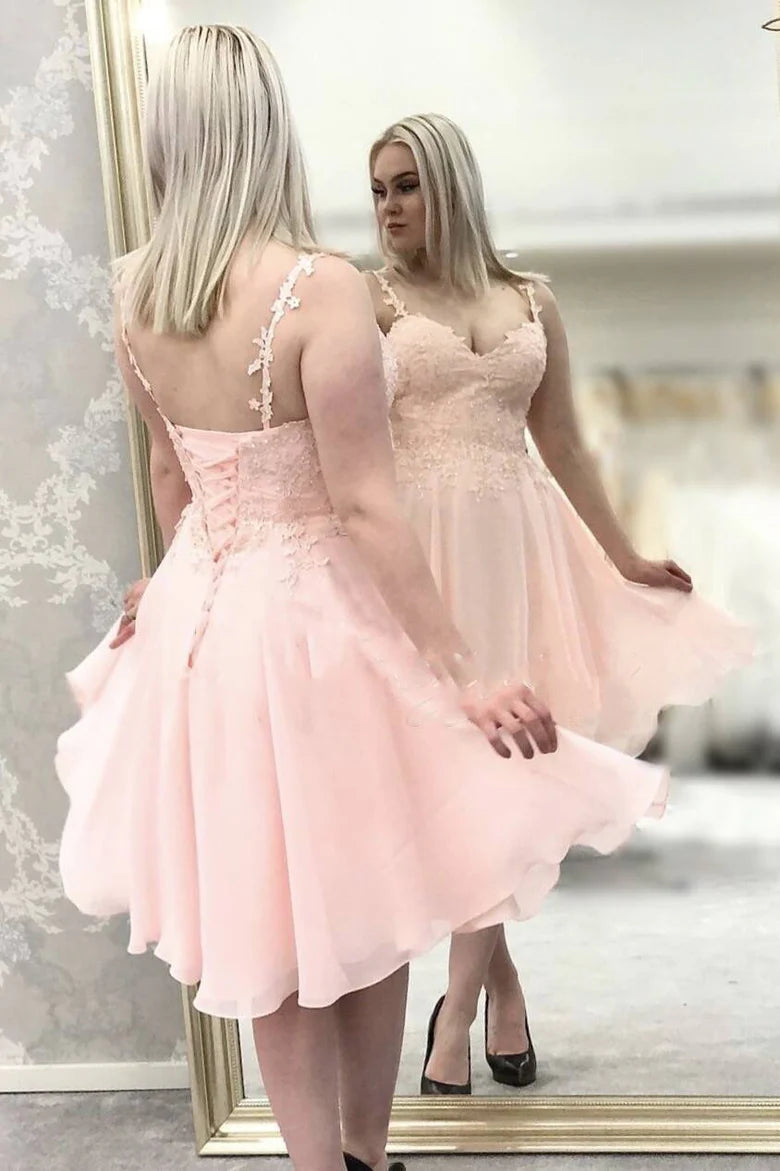 Vestido corto de fiesta con tirantes finos y apliques de encaje